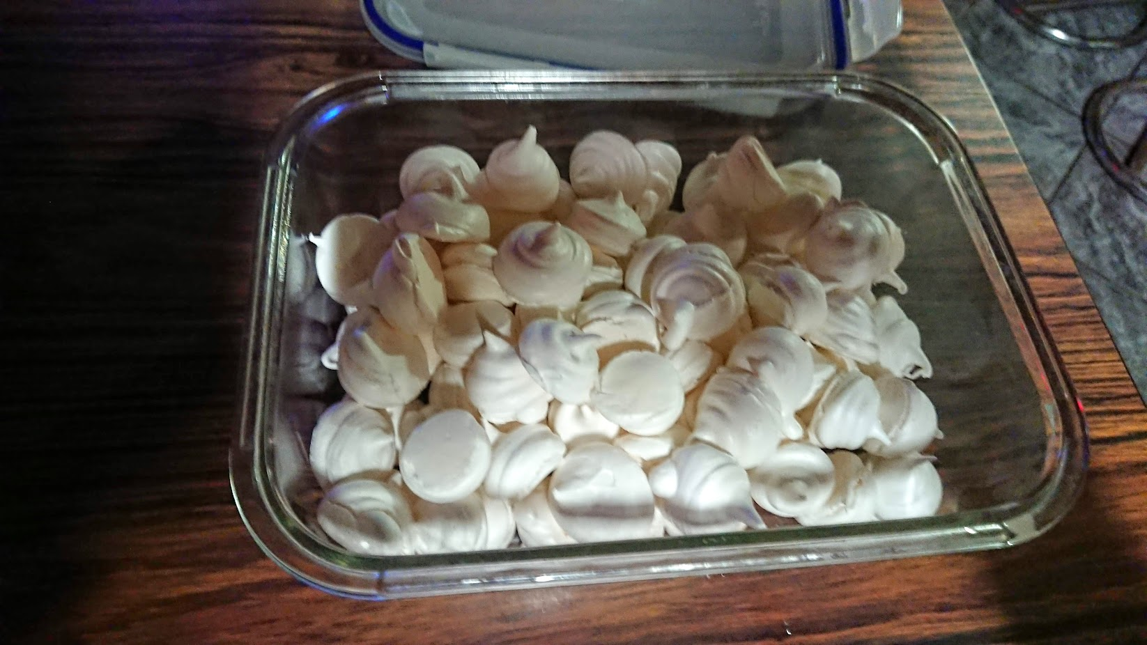 Meringues maison — jolie simplicité, précision du geste